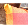 Almohadones de 40x40 cm burdeos / costuras de color naranja