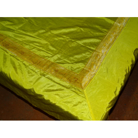 Geel tafelkleed en brokaatrand 150x150 cm