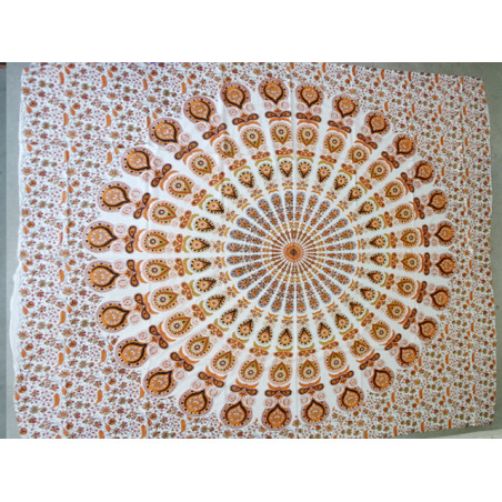 Baumwollwand, die mit orange Buntglas und Cashmere hängt