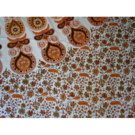 Baumwollwand, die mit orange Buntglas und Cashmere hängt
