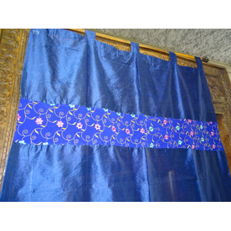 Gordijnen van tafzijde met blauw patchwork