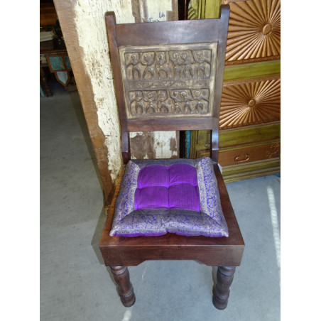 cojines de silla con bordes de brocado de color púrpura