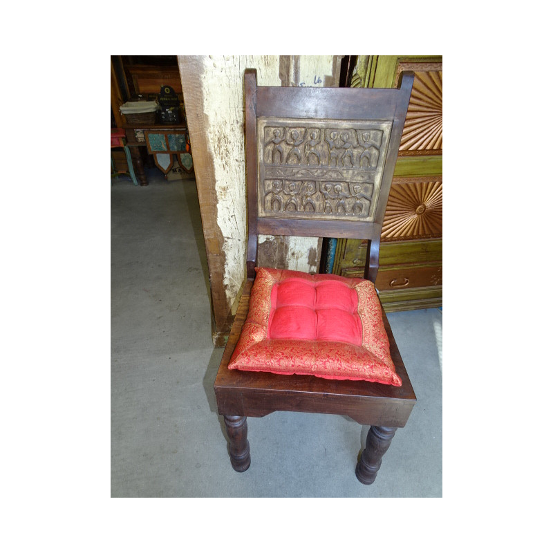 cojines de silla con bordes de brocado de color rojo