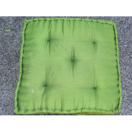 Cojín de suelo con bordes de brocado de color verde claro