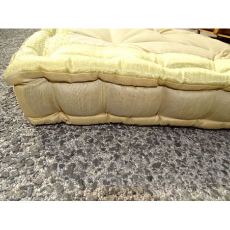 Cuscino molato con bordi in broccato bianco sporco 57x57 cm