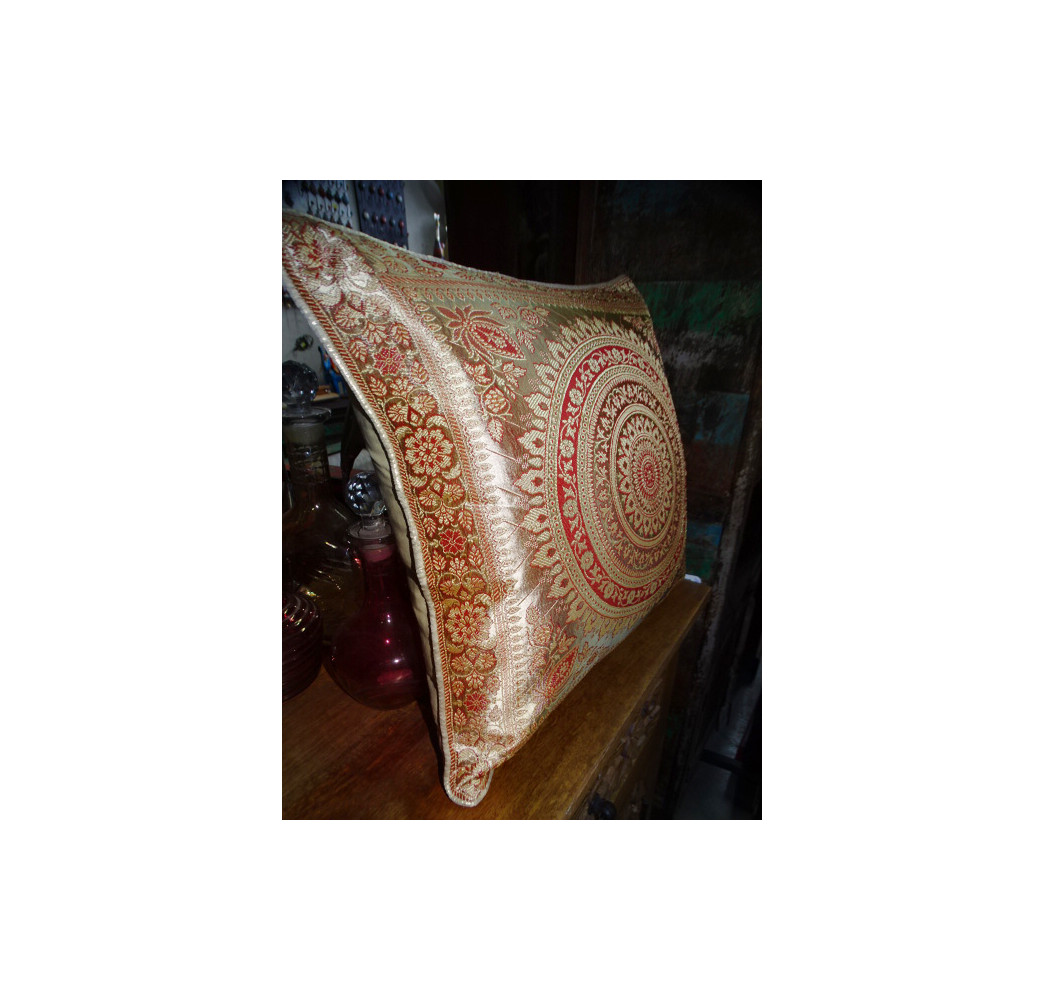 Eenvoudig ecru en pastelroze mandala kussenhoes