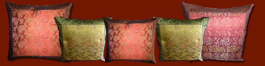 Kissen mit Blumen Brokat Sari Rand gedruckt. 8 Farben . Maße: 40x40 cm und 60x60 cm.